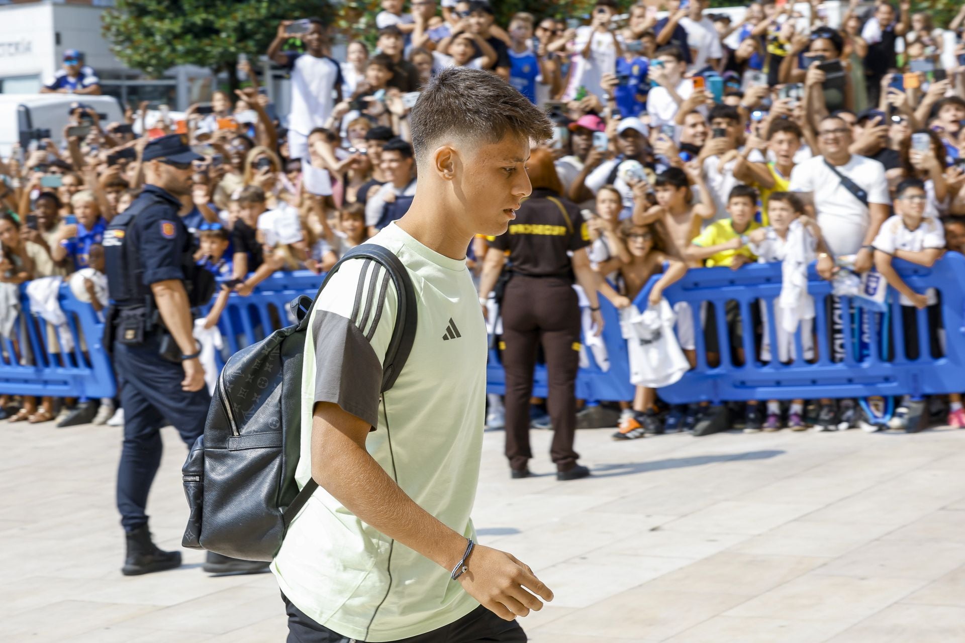 El Real Madrid llega a Oviedo arropado por numerosos fans: las fotos del momento