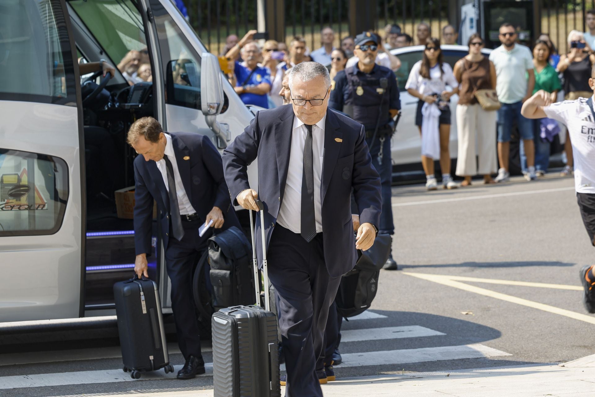 El Real Madrid llega a Oviedo arropado por numerosos fans: las fotos del momento