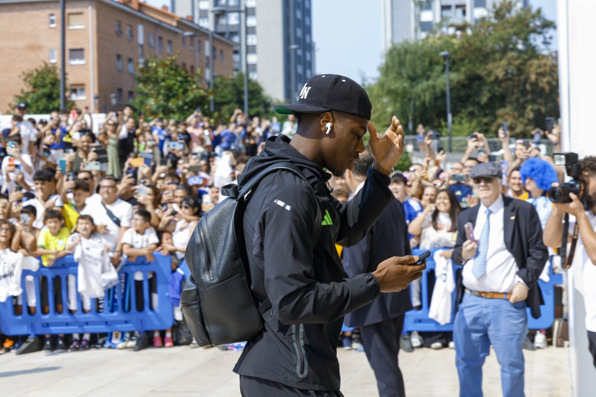 El Real Madrid llega a Oviedo arropado por numerosos fans: las fotos del momento