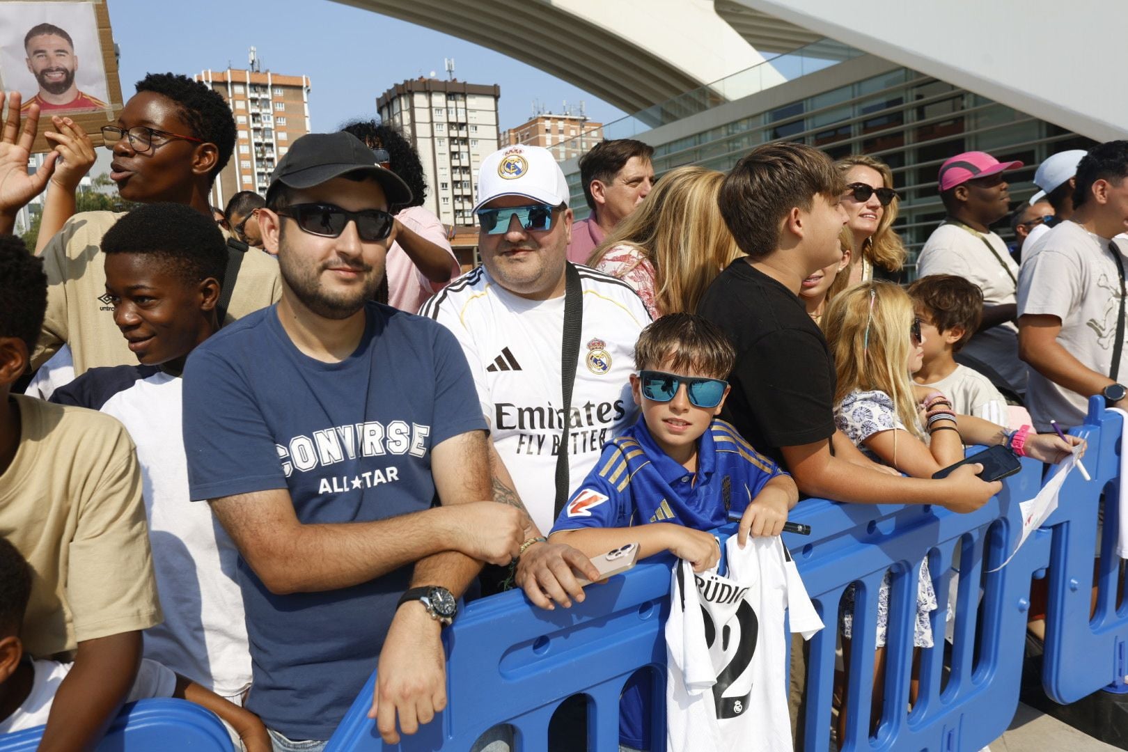 El Real Madrid llega a Oviedo arropado por numerosos fans: las fotos del momento