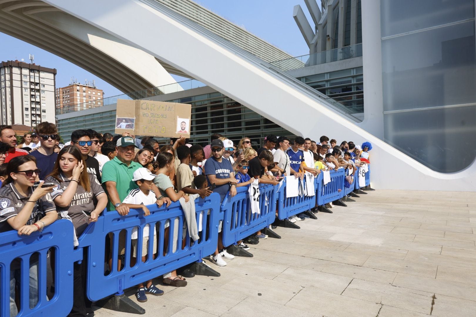El Real Madrid llega a Oviedo arropado por numerosos fans: las fotos del momento