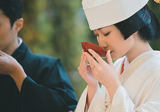 En el ritual de san san kudo, los novios dan tres sorbos de sake.