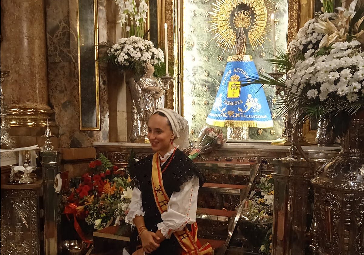 La Pilarica, con el mantón que el Centro Asturiano de Zaragoza le impone cada 8 de septiembre, y con la 'xanina' del año pasado, Sara Baños García.