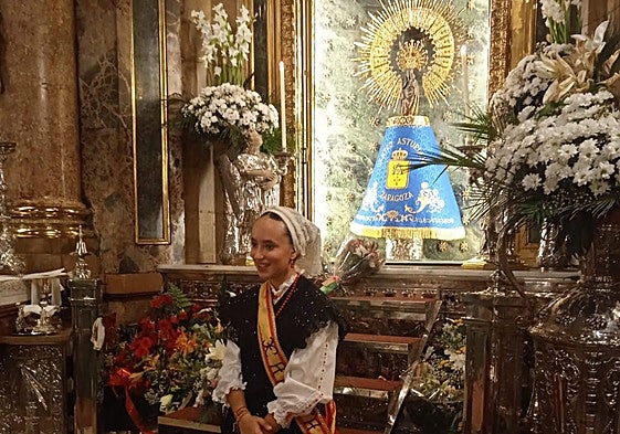 La Pilarica, con el mantón que el Centro Asturiano de Zaragoza le impone cada 8 de septiembre, y con la 'xanina' del año pasado, Sara Baños García.