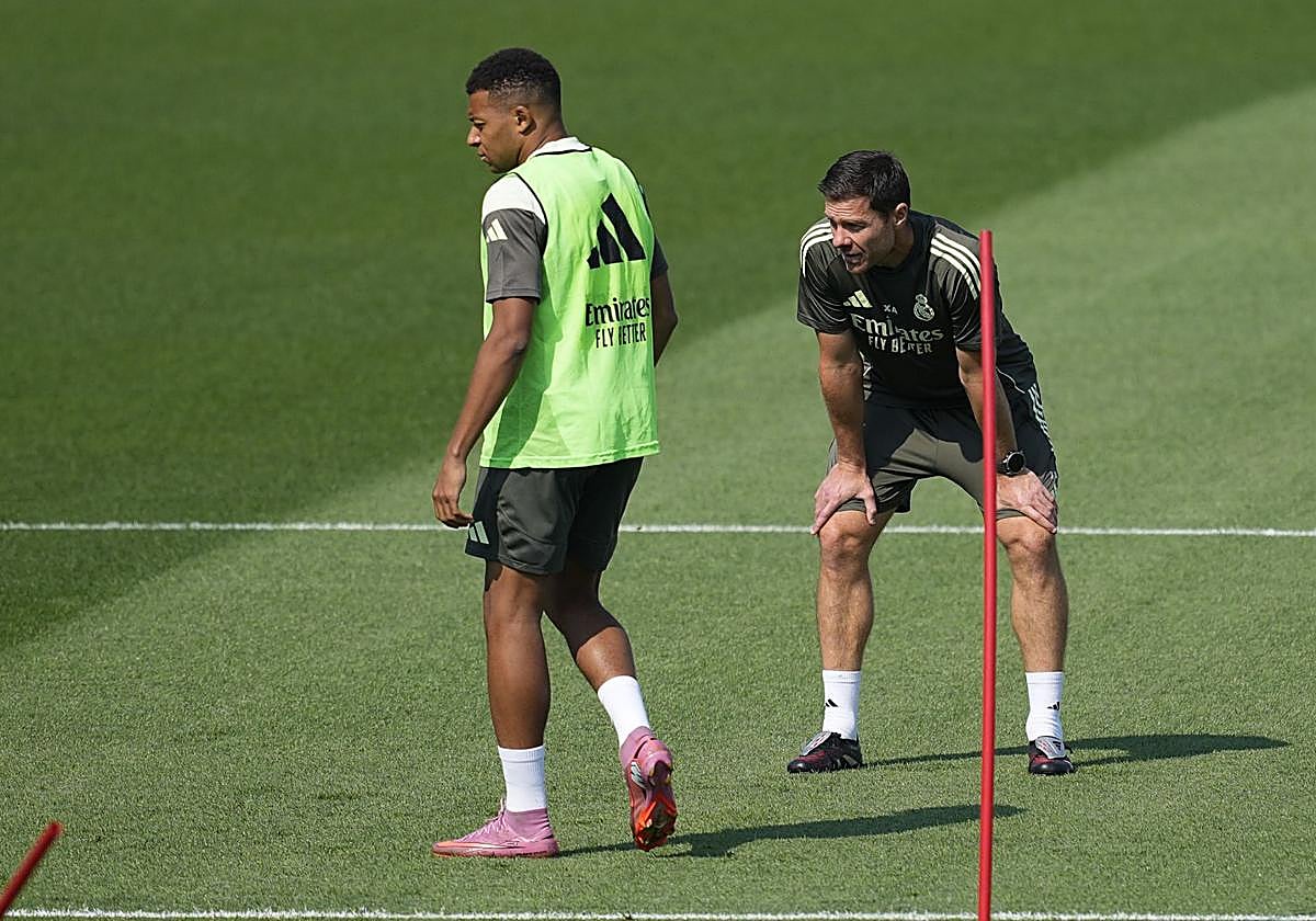 XabiAlonso, junto a Mbappé en el entrenamiento de ayer.