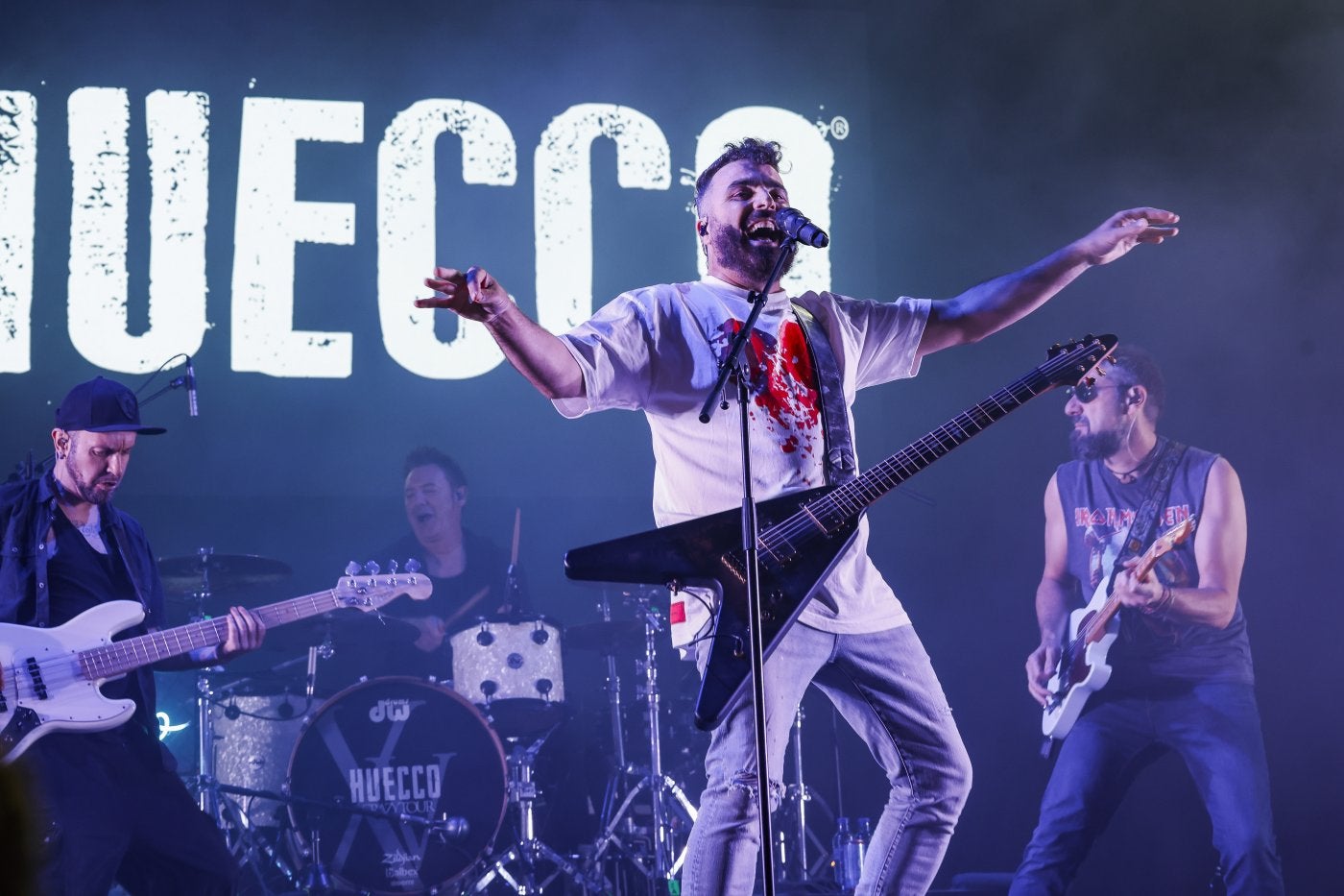 Huecco se entregó con el público avilesino y derrochó energía sobre el escenario.