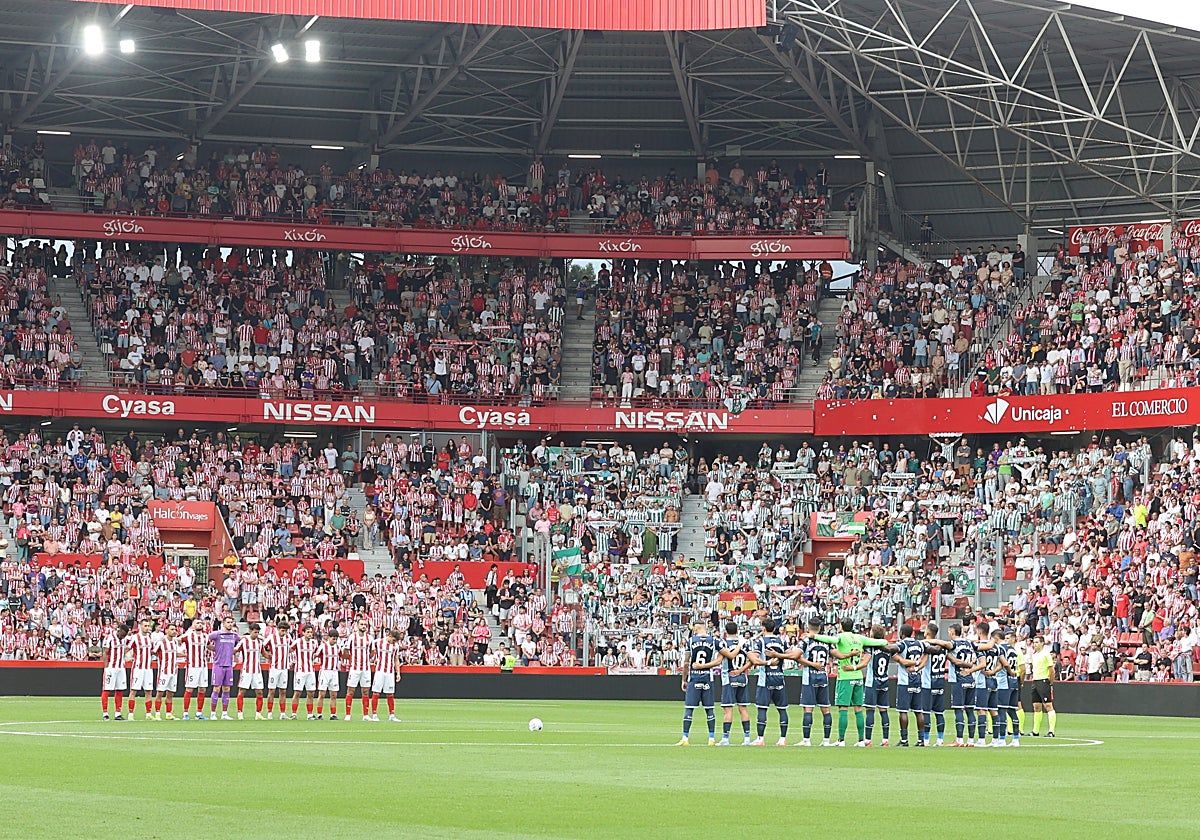 El Molinón, con el Sporting y el Córdoba en el césped, en la primera jornada.