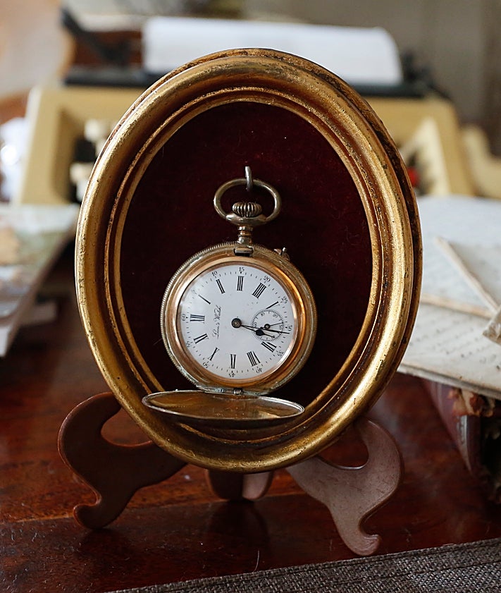 Imagen secundaria 2 - Reloj de bolsillo, postal gijonesa de 1888 y manuscrito del primer libro de Víctor Labrada.