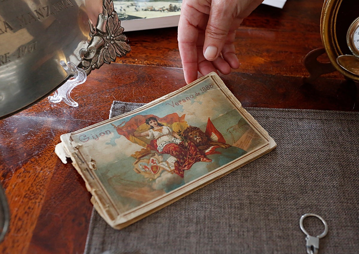 Imagen secundaria 1 - Reloj de bolsillo, postal gijonesa de 1888 y manuscrito del primer libro de Víctor Labrada.