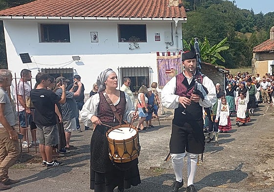 Miembros de El Turruxón encabezan la comitiva festiva desde la capilla de San Roque de Fontaciera hasta el prau de la fiesta.