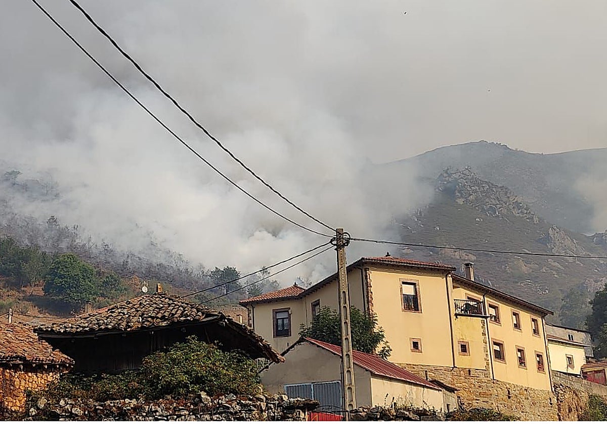 Los pastos que rodean la localidad de Genestoso, en Cangas del Narcea, se han visto muy afectados por el fuego.