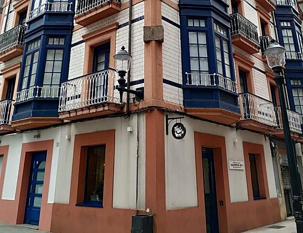 El Carmen. En la esquina de las calles Blanca de los Ríos y Salustio Regueral está el único reloj de sol situado en el casco urbano.
