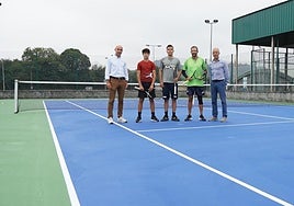 A la izquierda, el director del Patronato, Virginio Ramírez, con usuarios y edil de Deportes, Jesús Abad, a la derecha de la imagen.