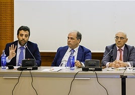 Los notarios Antonio Álvarez Soler, Juan Antonio Álvarez Valdés y José Luis Fernández Lozano en su intervención.
