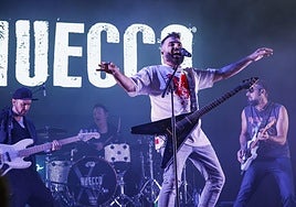 Huecco se entregó con el público avilesino y derrochó energía sobre el escenario.