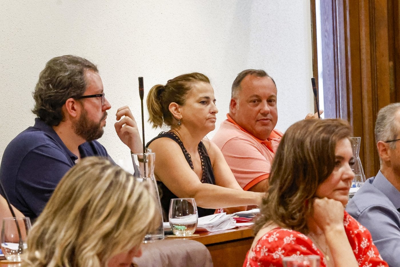 Pelayo García, a la derecha, durante el pleno de ayer.