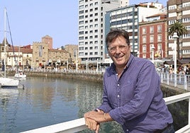 Juan Arribas posa en el puerto deportivo de Gijón.