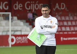 Asier Garitano, en el inicio del entrenamiento de ayer en el campo número 1.
