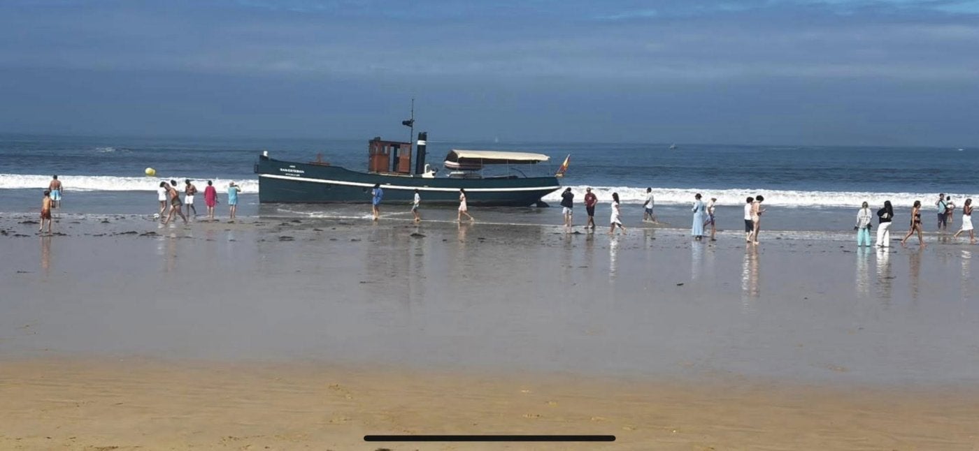 El remolcador 'San Esteban', encallado en Galicia.