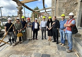 Vanessa Gutiérrez, cuarta por la derecha, en la iglesia de Luanco, con el alcalde de Gozón, el director general de Patrimonio Cultural, los arquitectos y representantes de la empresa adjudicataria y de la parroquia.