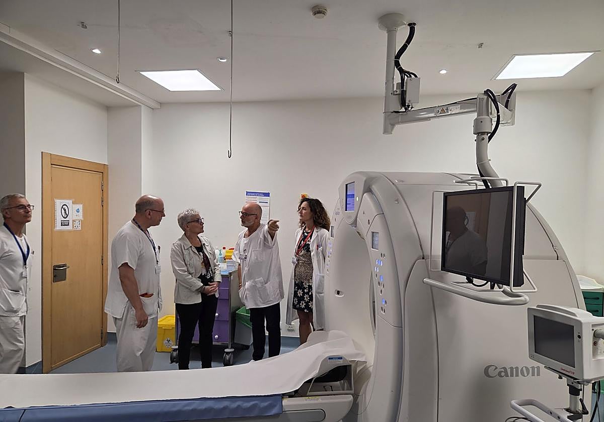 Miguel Javier Rodríguez, gerente del área sanitaria III, da indicaciones sobre el escáner a la consejera de Salud, Concepció Saavedra, en presencia de la directora del Hospital San Agustín, Liliana Meana Sánchez, el jefe de servicio de Radiología, Pablo Valdés Solís, y Jesús Allende, jefe de servicio de Neumología.