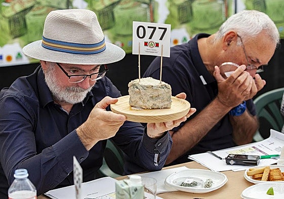 El jurado analiza piezas presentadas a concurso en una pasada edición del Certamen del Queso Cabrales de Arenas.