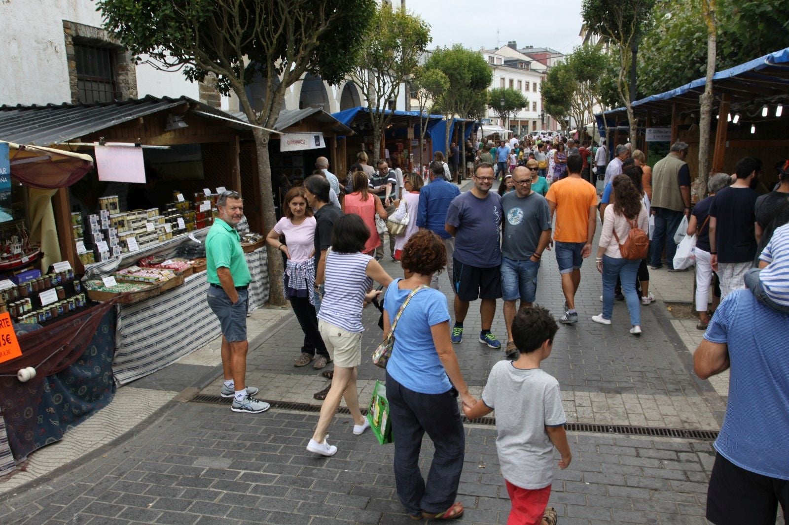 Asistentes a una pasada edición de la Feria Campomar en Tapia.