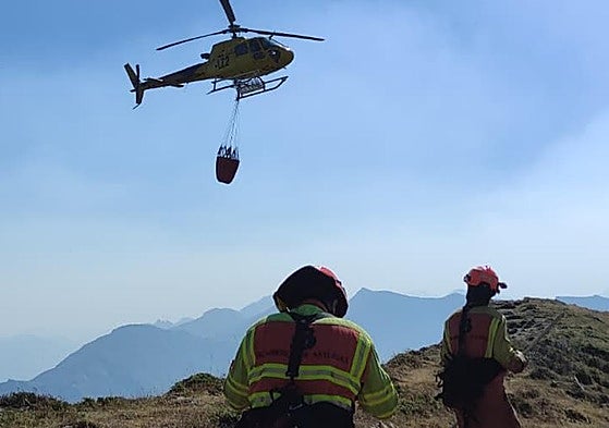 Labores de extinción, ayer, en la zona de Caunedo.