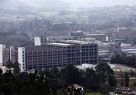 Vista panorámica del Hospital Universitario de Cabueñes, donde se aprecia la obra de ampliación paralizada.