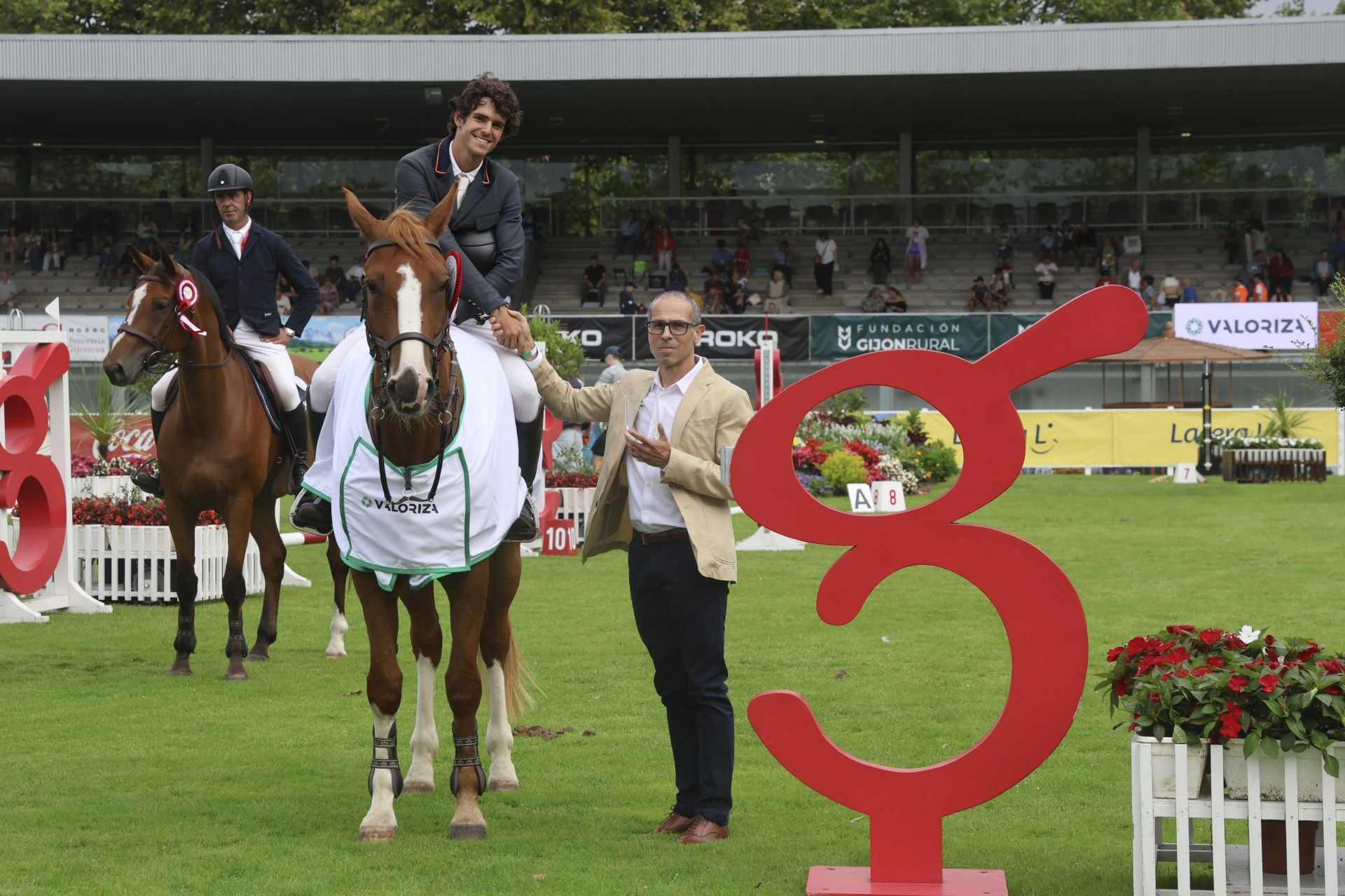 Luis Ortiz recibe el galardón como ganador de la primera prueba del concurso.