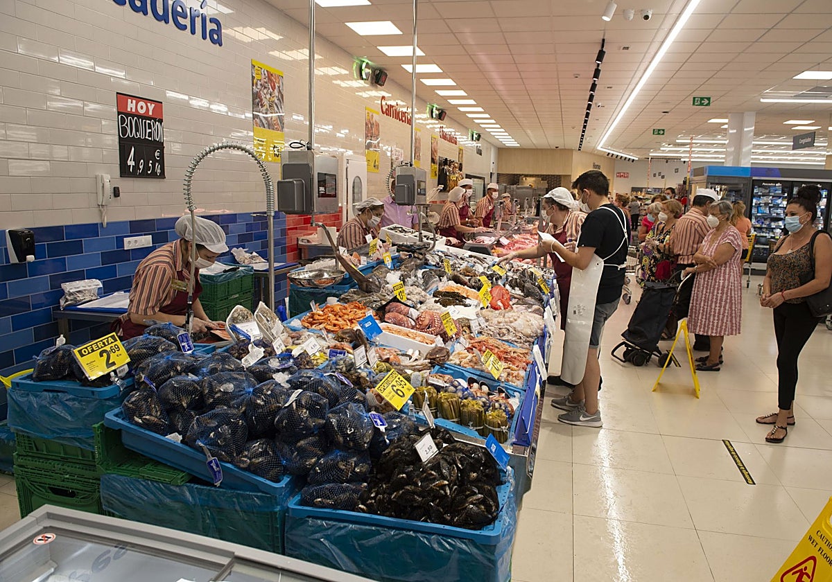 Clientes, en la pescadería de un supermercado masymas.