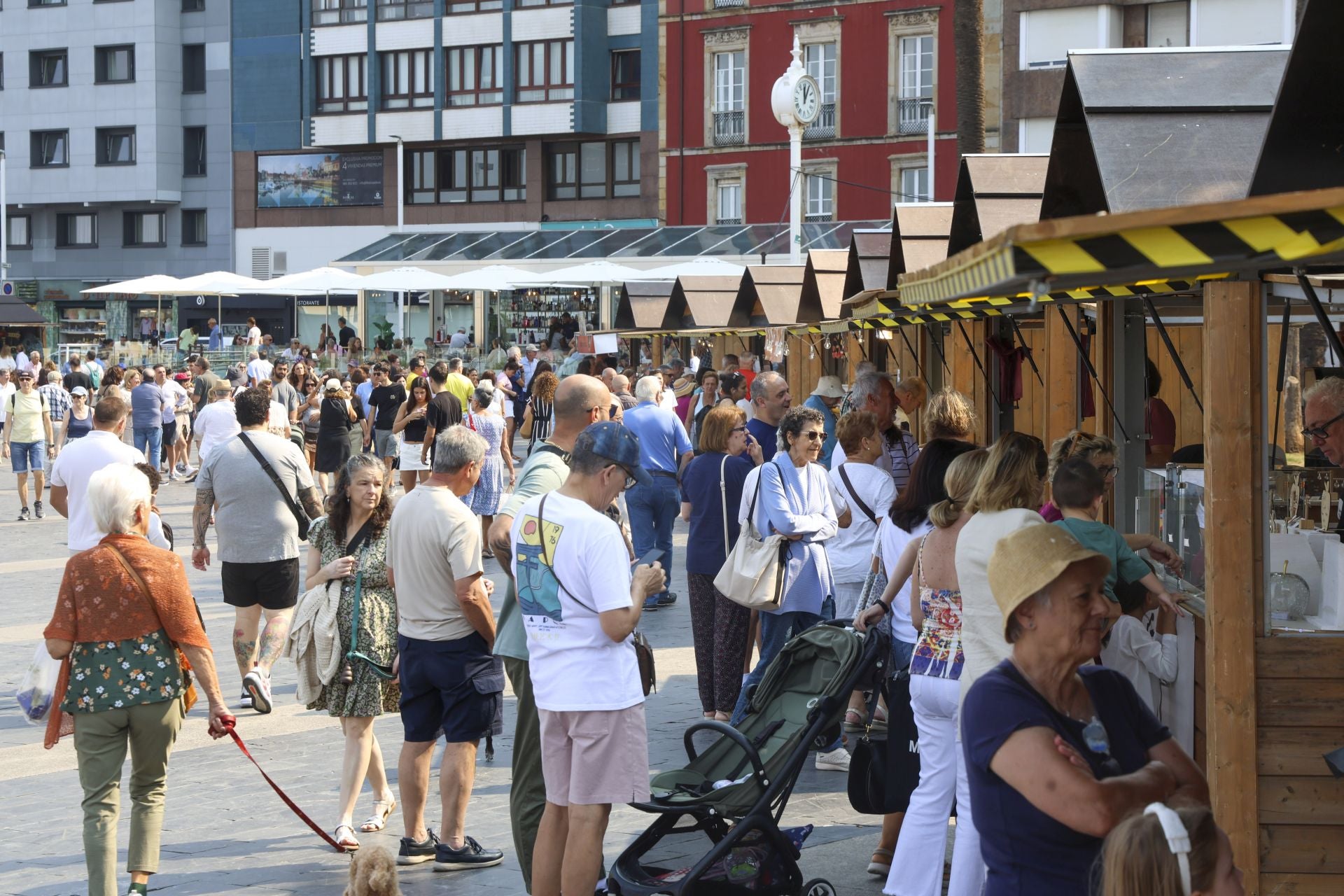 Decenas de visitantes visitan los puestos del Mercadín de la Sidra y la Manzana instalado en los Jardines de la Reina, en Gijón.