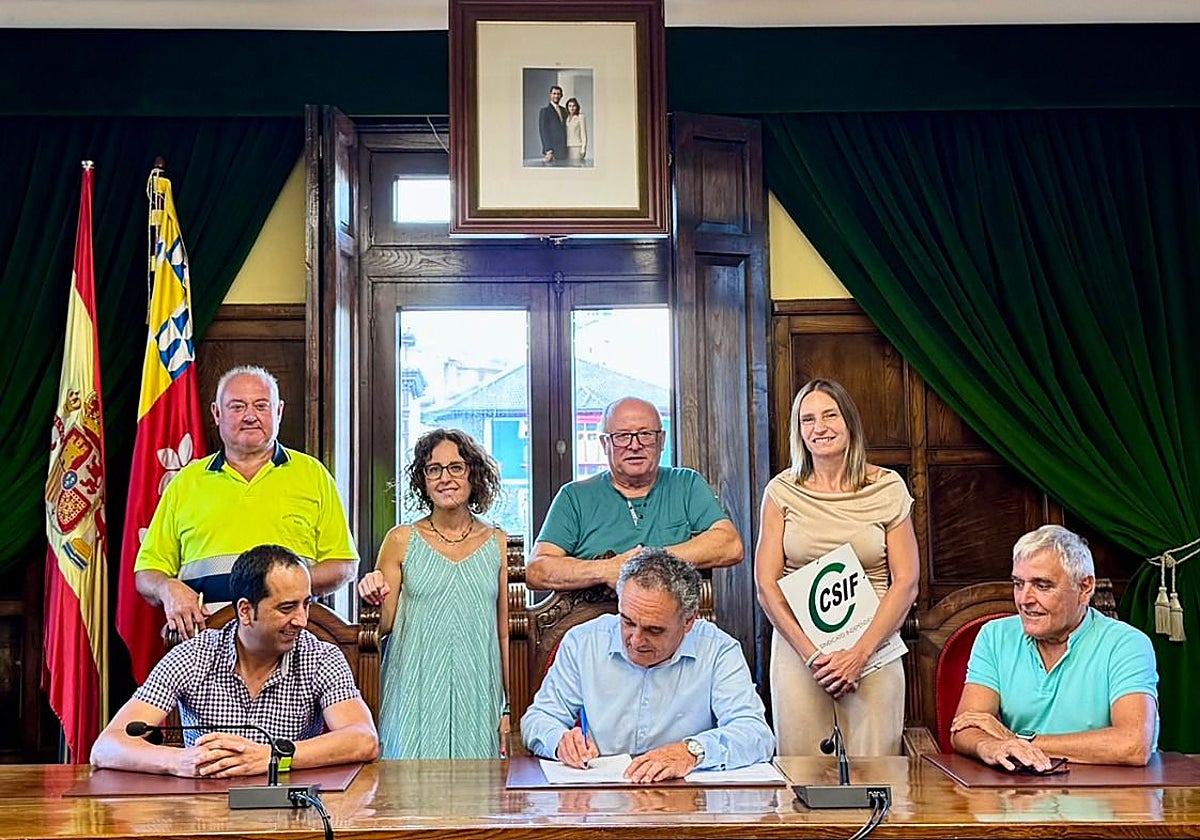 El alcalde de Nava firma el acuerdo laboral en el Consistorio.