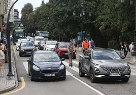 Tráfico en el centro de Oviedo.