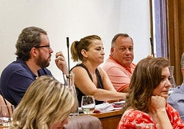 Pelayo García, a la derecha, durante el pleno de ayer.