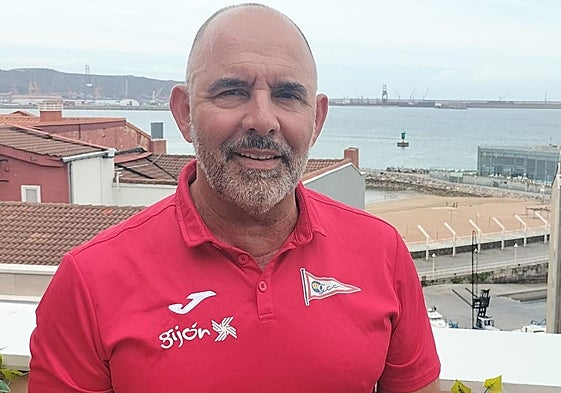 Pachu Muñiz, entrenador de natación del Grupo Covadonga.