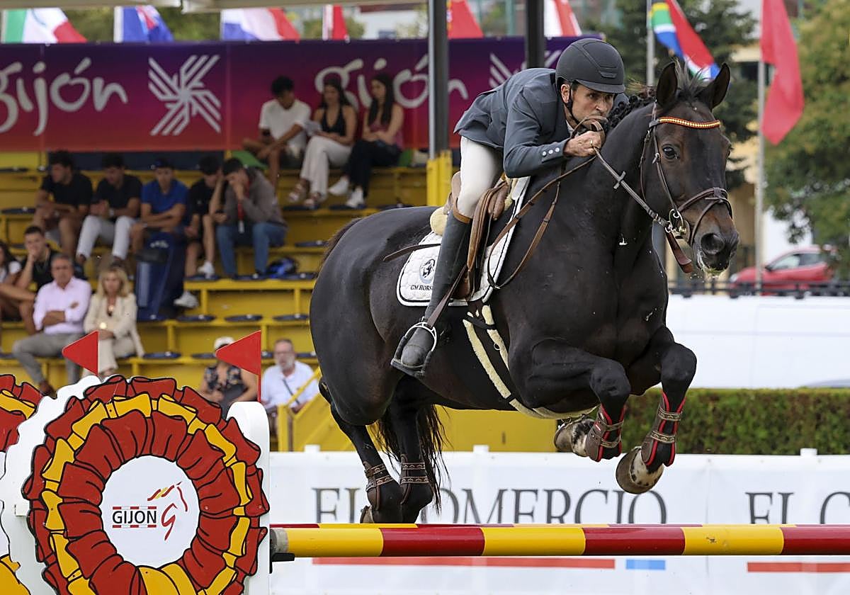 El jinete gijonés hizo un recorrido perfecto a lomos de 'Uthope de la Roque'.