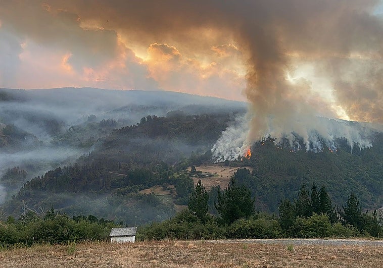 Vista del incendio en Ibias esta mañana.