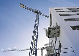 Grúas instaladas para la construcción de un edificio.