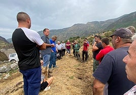 Marcelino Marcos y Belarmino Fernández, consejero y alcalde, durante su reunión con los ganaderos somedanos en la Braña Viecha, en La Pornacal.