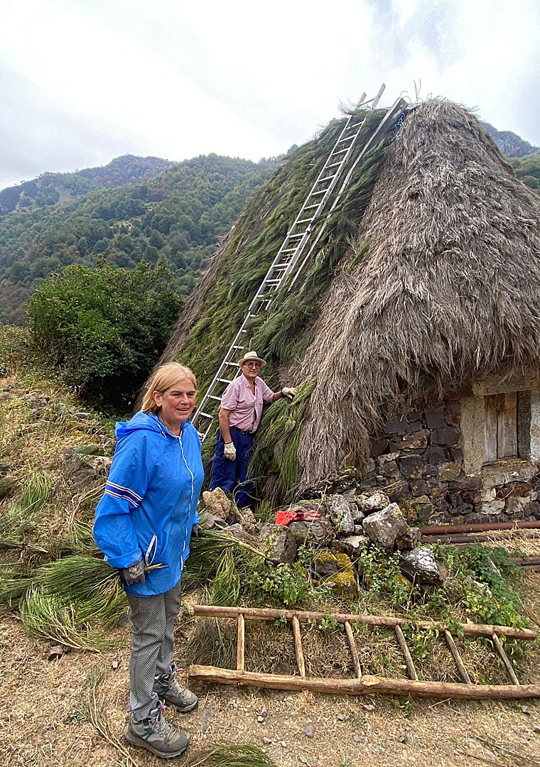 Imagen - Una vecina de La Pornacal y su marido se lamentan de la pérdida de pastos por el incendio, durante una pausa de su labor de reteitado.
