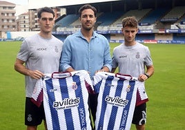 Adri Gómez y Pablo Álvarez, con el director deportivo del Real Avilés, Miguel Linares.