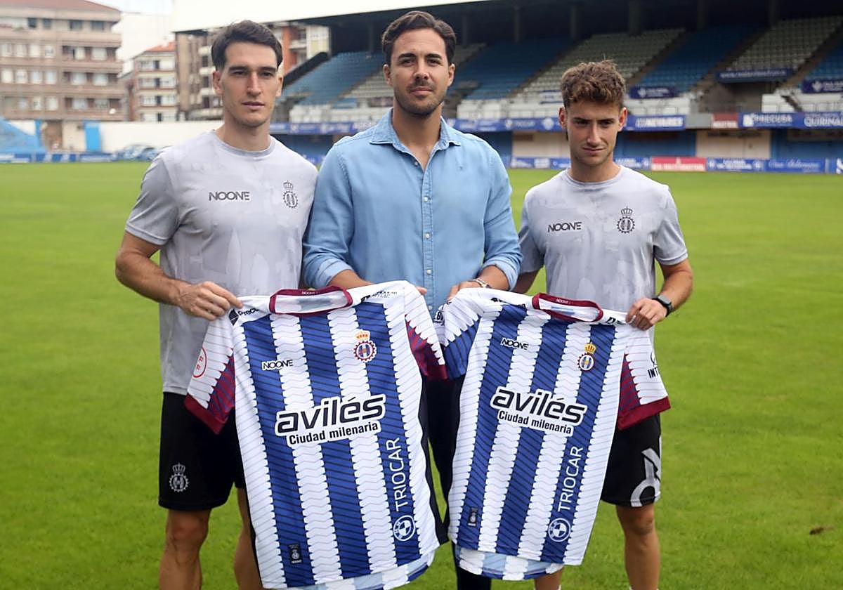 Adri Gómez y Pablo Álvarez, con el director deportivo del Real Avilés, Miguel Linares.