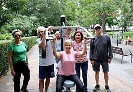 Un grupo de participantes en la actividad al aire libre.