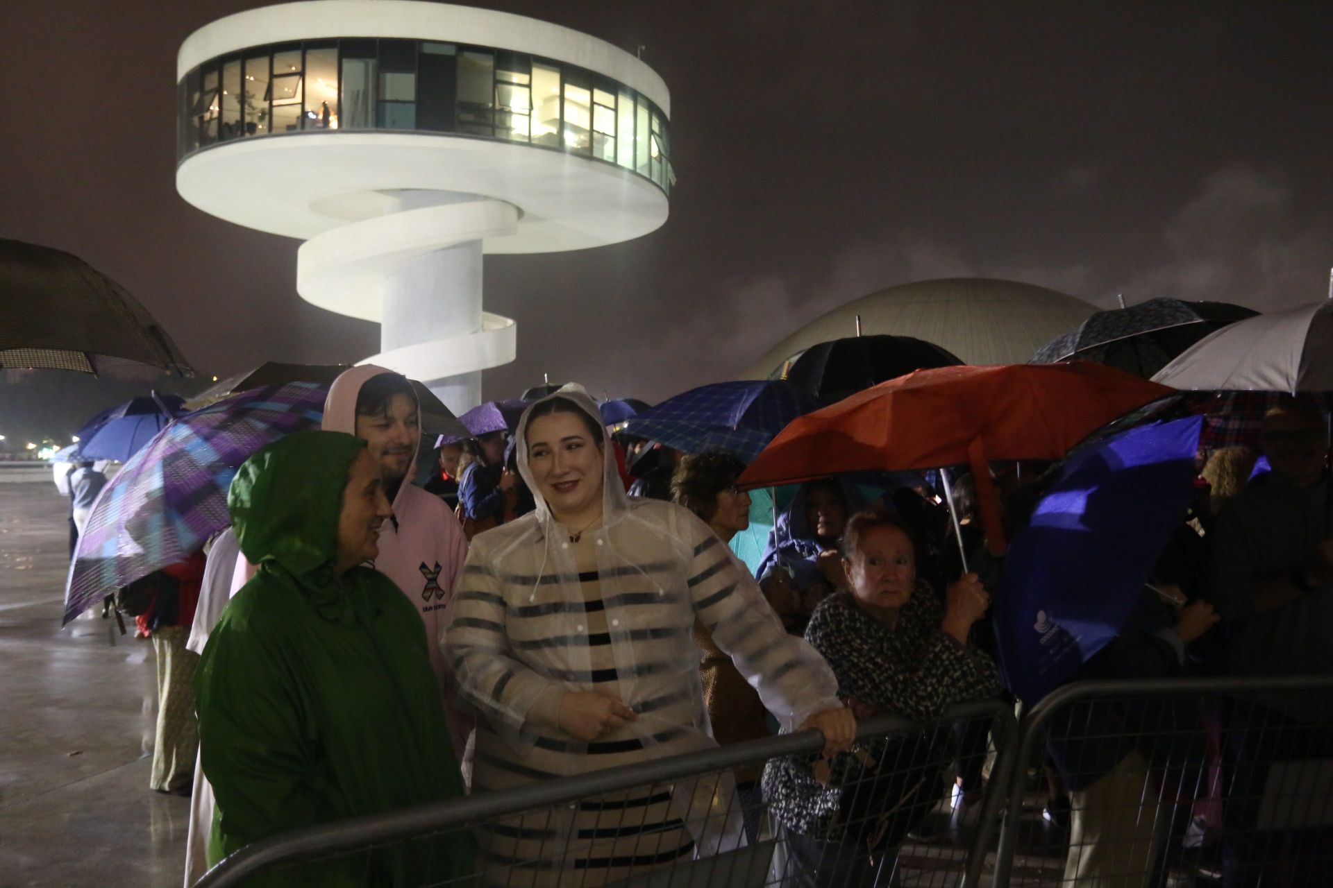 La recompensa de una larga espera: las mejores fotos del concierto de Carlos Baute en Avilés