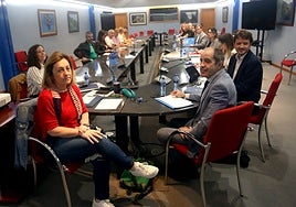 Lydia Espina, en primer término, al inicio de una reunión con los sindicatos en pleno conflicto de los docentes en los pasado mes de mayo y junio.