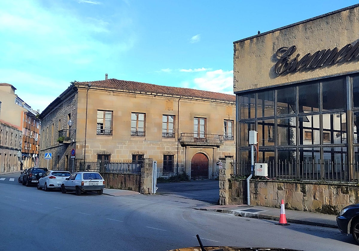 Palacio de la Torre y edificio del Escanciador, en Villaviciosa