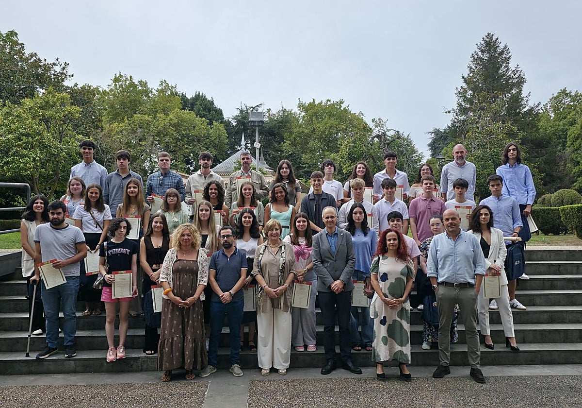 Los alumnos posaron junto a la Corporación municipal en la Casa de Cultura de Avilés.