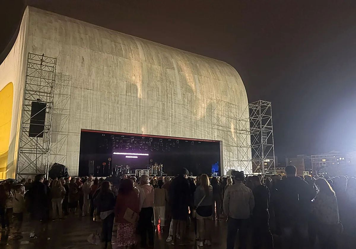 La recompensa de una larga espera: las mejores fotos del concierto de Carlos Baute en Avilés
