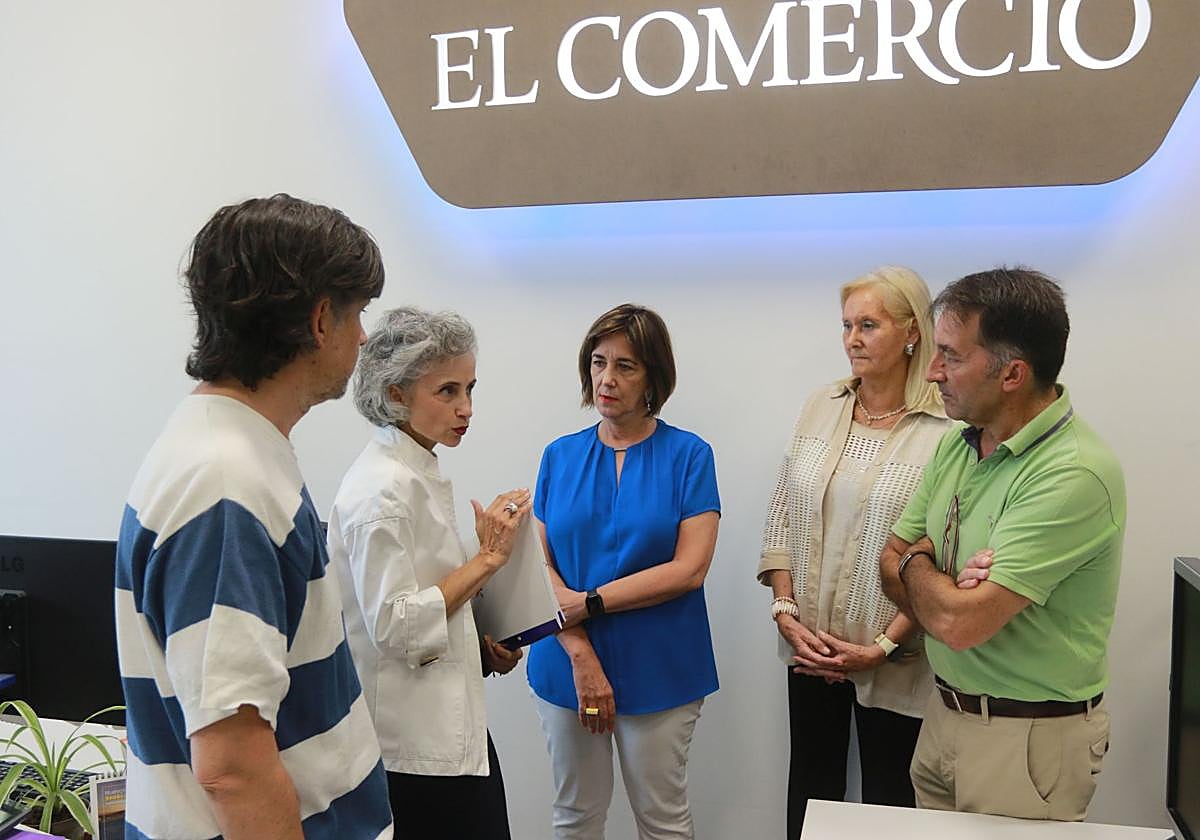 Pablo Puente, Ana Rúa, Laura Fonseca, Isabel Moro y Ángel M. González, este miércoles, en la redacción de EL COMERCIO.